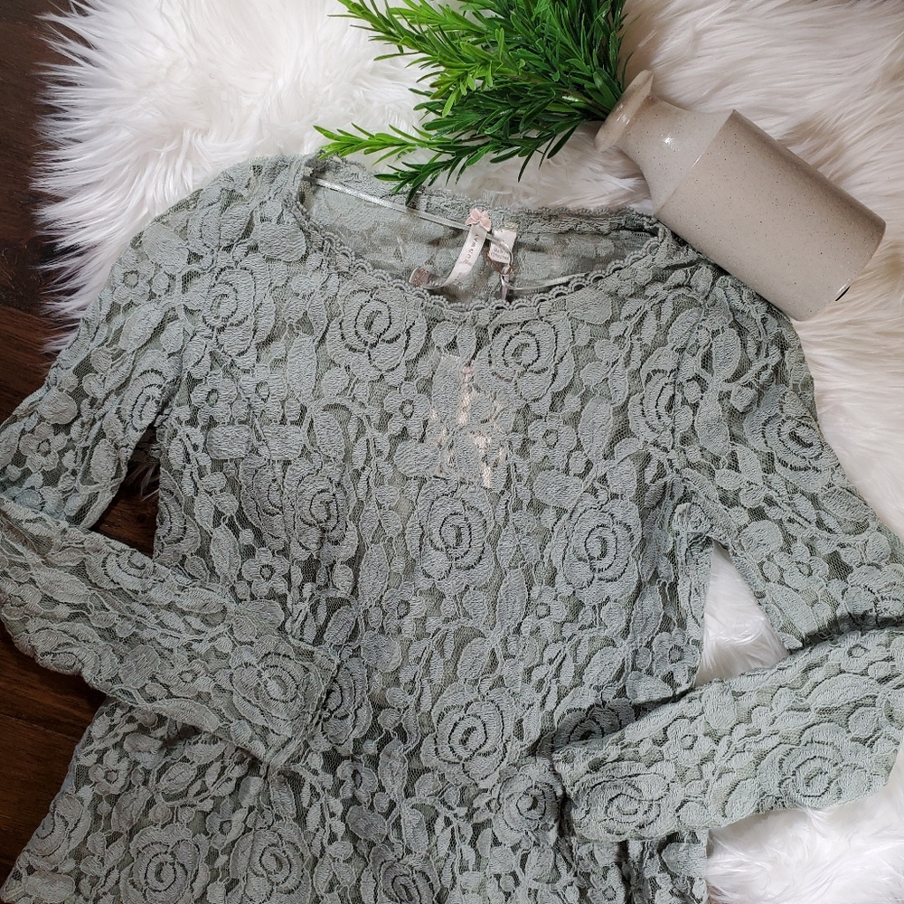 Lauren Conrad Runway Floral Lace Top | sz XSmall